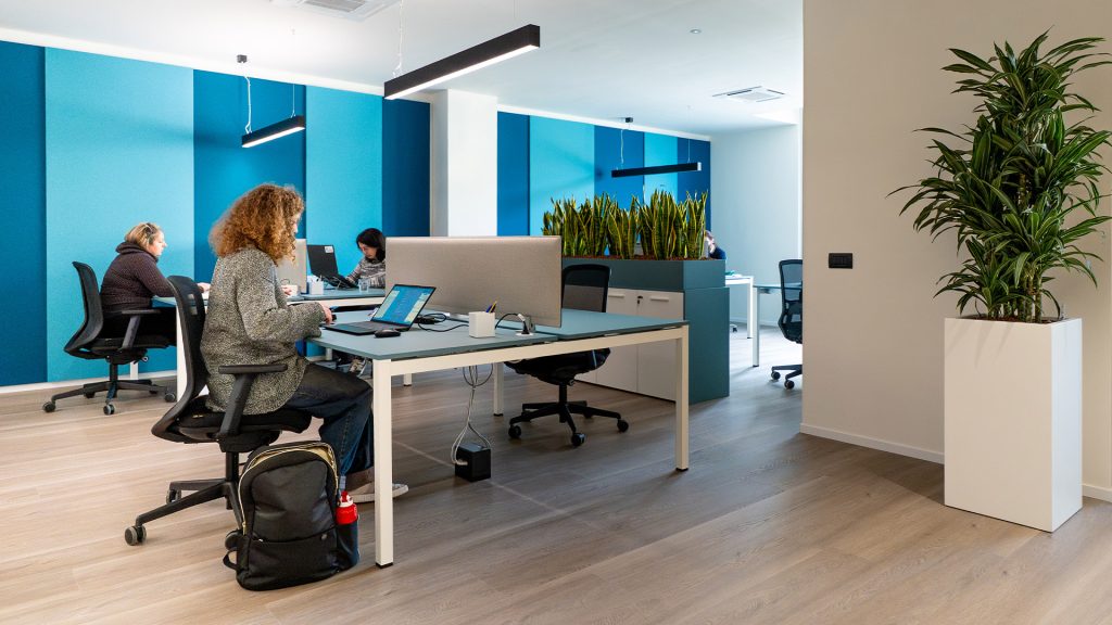Interni degli uffici di Parallelo42 con il team al lavoro alle proprie postazioni